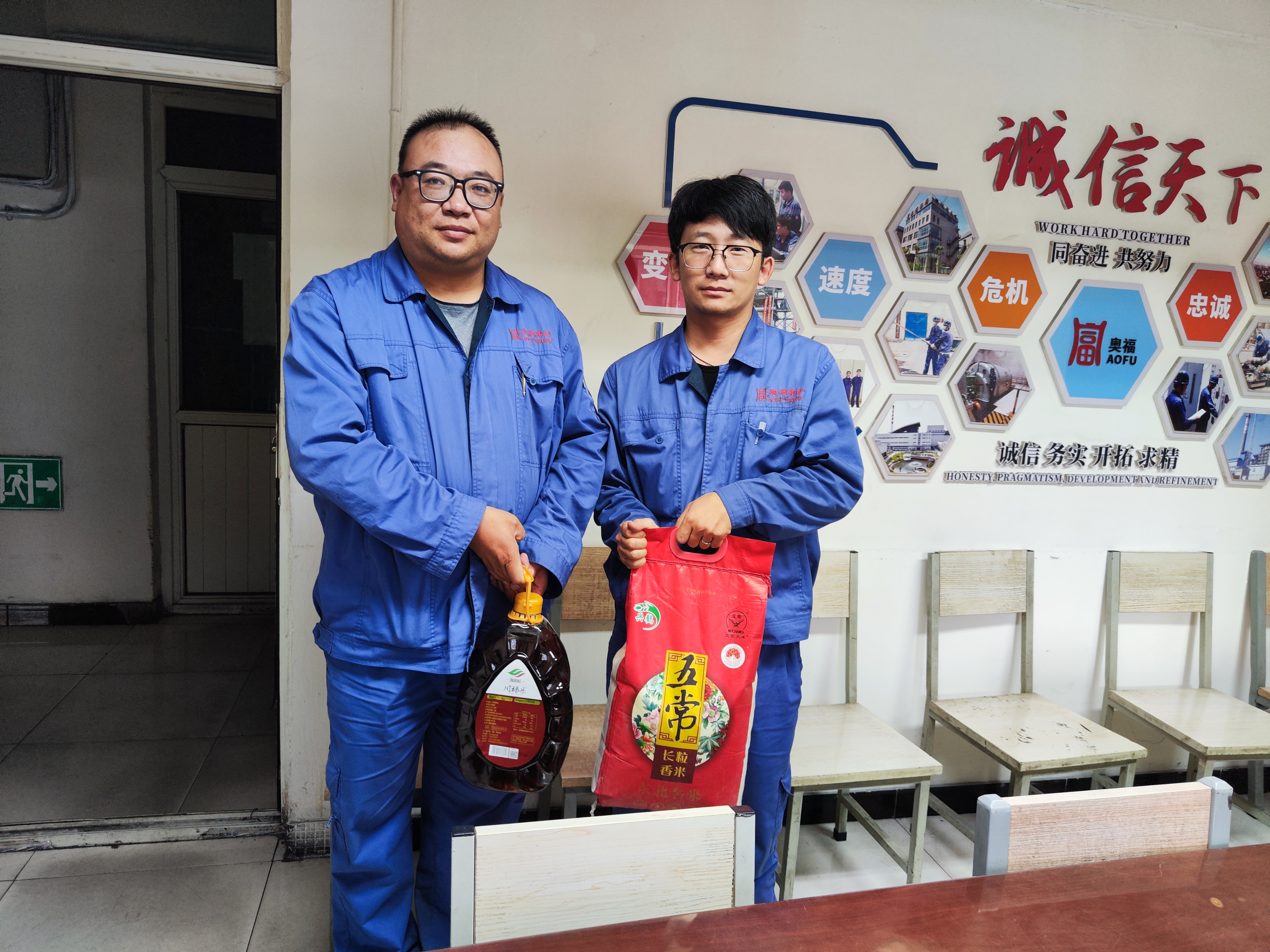 �����������ϵһ�ߡ������������ǲ���������Ϊȫ��Ա���������︣��